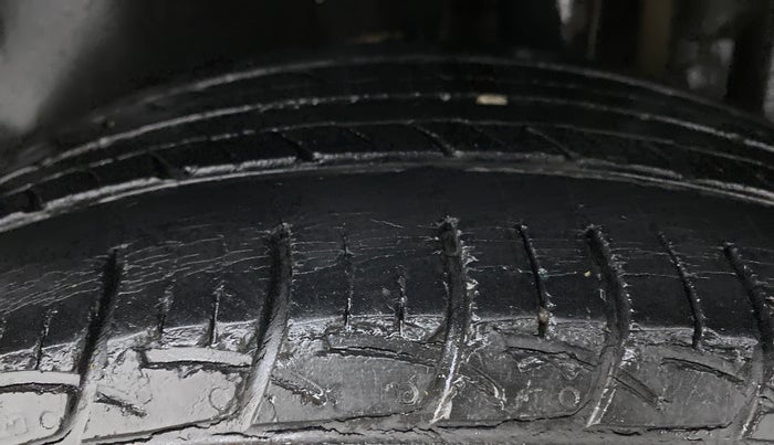 2013 Maruti Swift ZXI D, Petrol, Manual, 48,777 km, Left Rear Tyre Tread