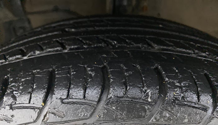 2013 Maruti Swift ZXI D, Petrol, Manual, 48,777 km, Left Front Tyre Tread