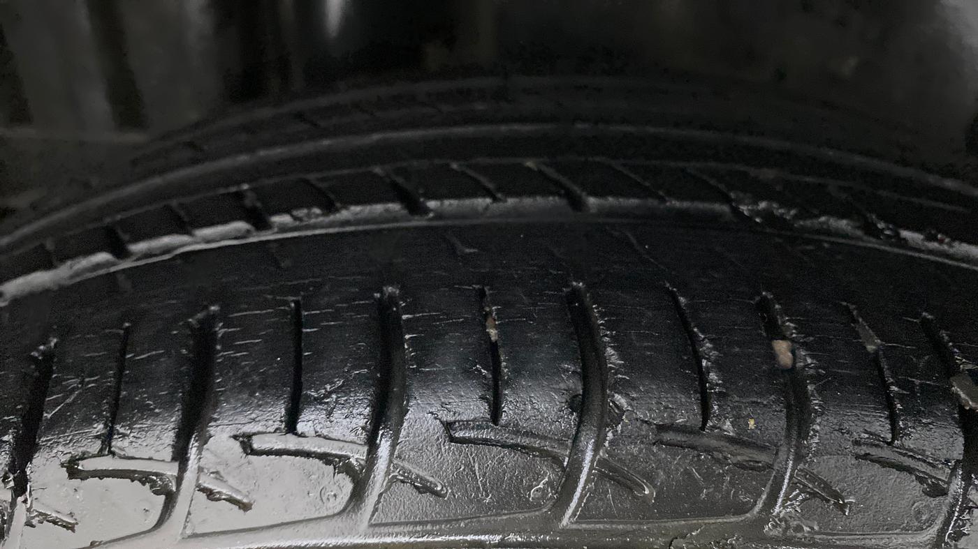2013 Maruti Swift ZXI D, Petrol, Manual, 48,777 km, Right Rear Tyre Tread