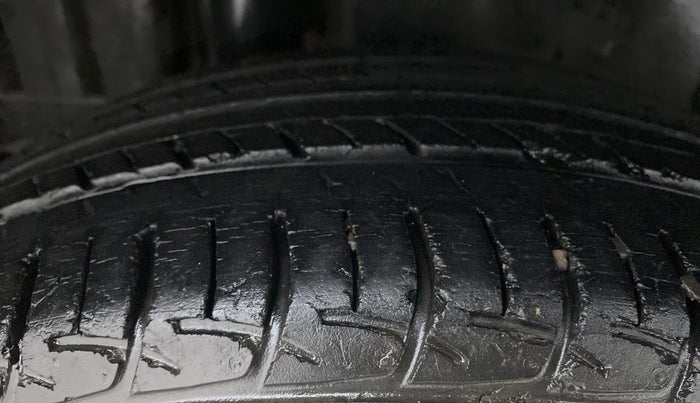 2013 Maruti Swift ZXI D, Petrol, Manual, 48,777 km, Right Rear Tyre Tread