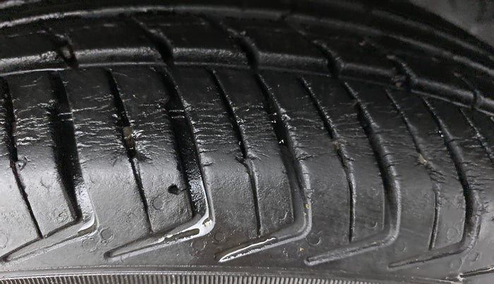 2016 Renault Kwid RXL, Petrol, Manual, 35,868 km, Right Front Tyre Tread