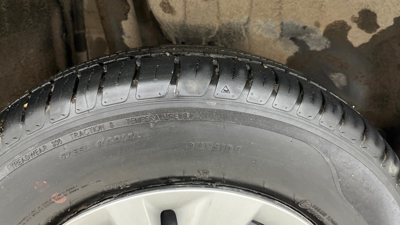 2023 Maruti Swift VXI AMT, Petrol, Automatic, 9,412 km, Right Rear Tyre Tread