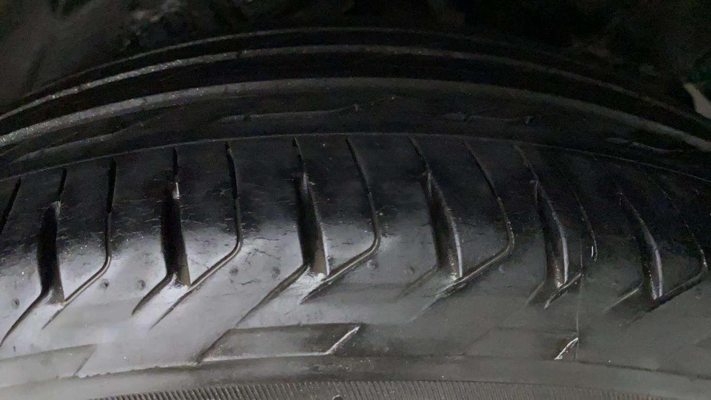 2016 Toyota Corolla Altis G, Petrol, Manual, 36,318 km, Left Front Tyre Tread