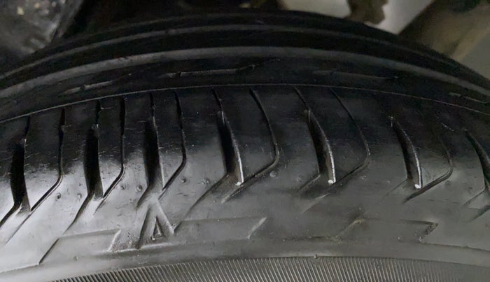 2016 Toyota Corolla Altis G, Petrol, Manual, 36,318 km, Left Rear Tyre Tread