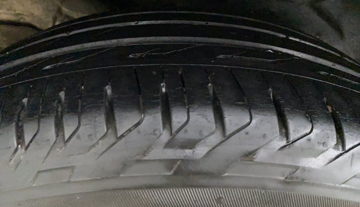 2016 Toyota Corolla Altis G, Petrol, Manual, 36,318 km, Right Rear Tyre Tread