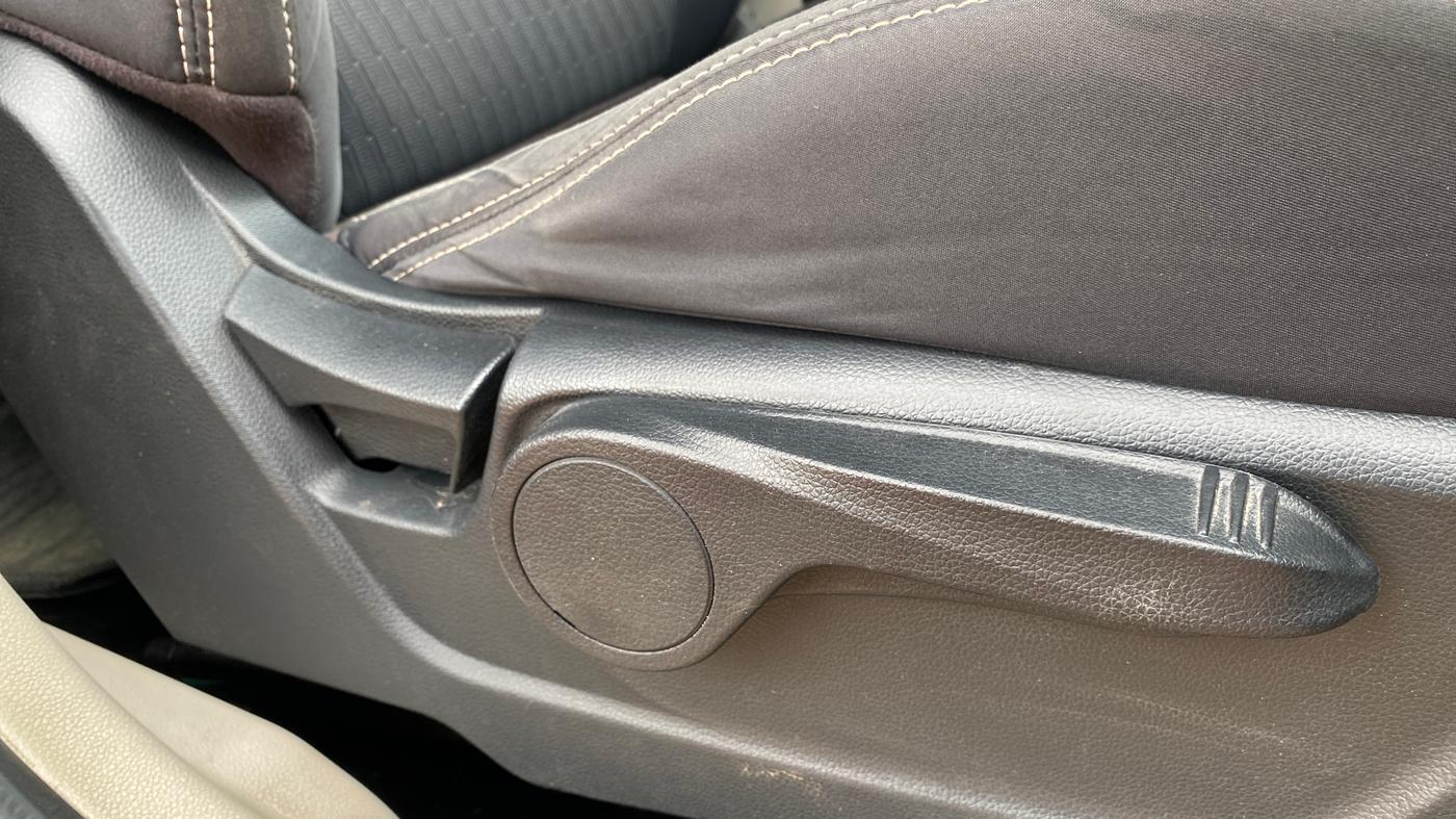 2019 Mahindra XUV300 W8 1.5 DIESEL AMT, Diesel, Automatic, 86,812 km, Driver Side Adjustment Panel