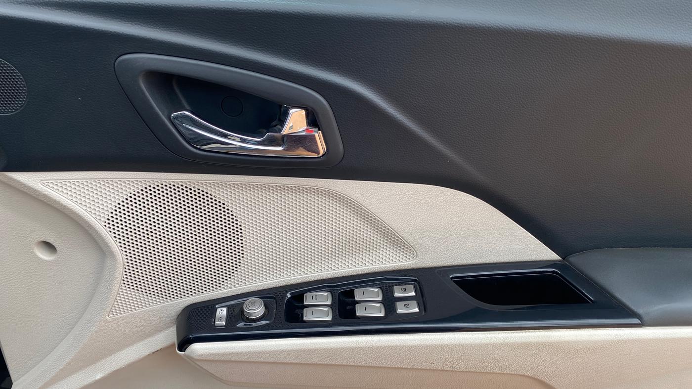 2019 Mahindra XUV300 W8 1.5 DIESEL AMT, Diesel, Automatic, 86,812 km, Driver Side Door Panels Control