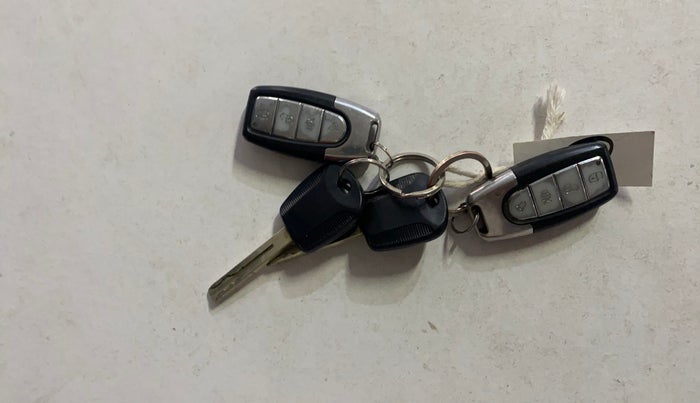 2021 Mahindra XUV300 W4 1.2 PETROL, Petrol, Manual, 29,450 km, Key Close Up