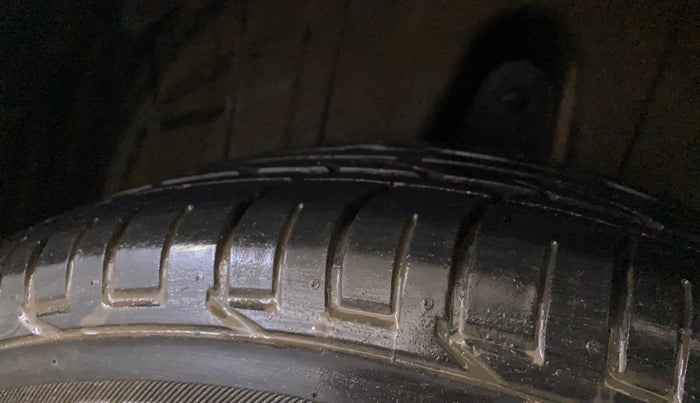 2021 Mahindra XUV300 W4 1.2 PETROL, Petrol, Manual, 29,450 km, Right Rear Tyre Tread