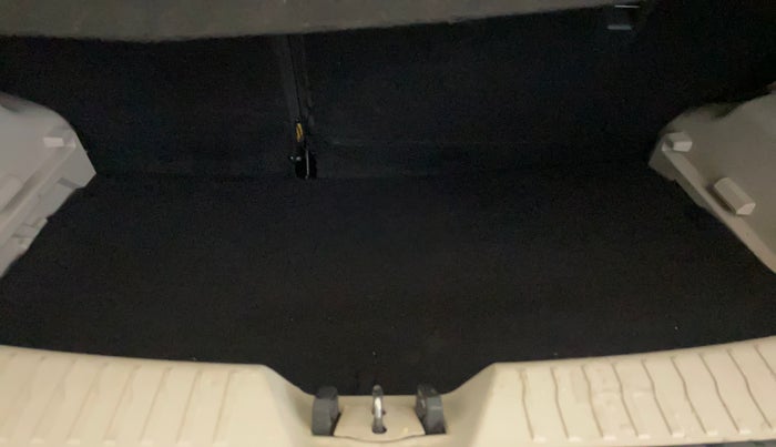 2021 Mahindra XUV300 W4 1.2 PETROL, Petrol, Manual, 29,450 km, Boot Inside