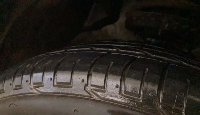 2021 Mahindra XUV300 W4 1.2 PETROL, Petrol, Manual, 29,450 km, Right Front Tyre Tread