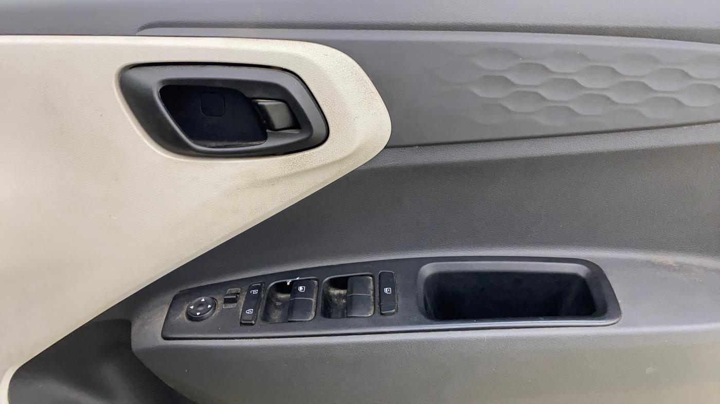 2023 Hyundai AURA S 1.2 CNG, CNG, Manual, 83,331 km, Driver Side Door Panels Control