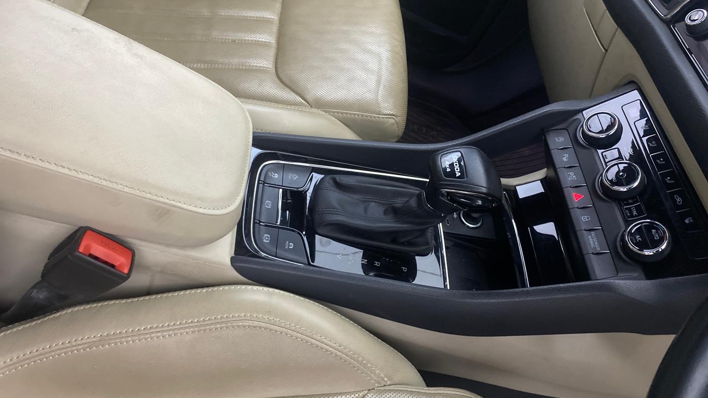 2023 Skoda Kodiaq L&K, Petrol, Automatic, 26,207 km, Gear Lever