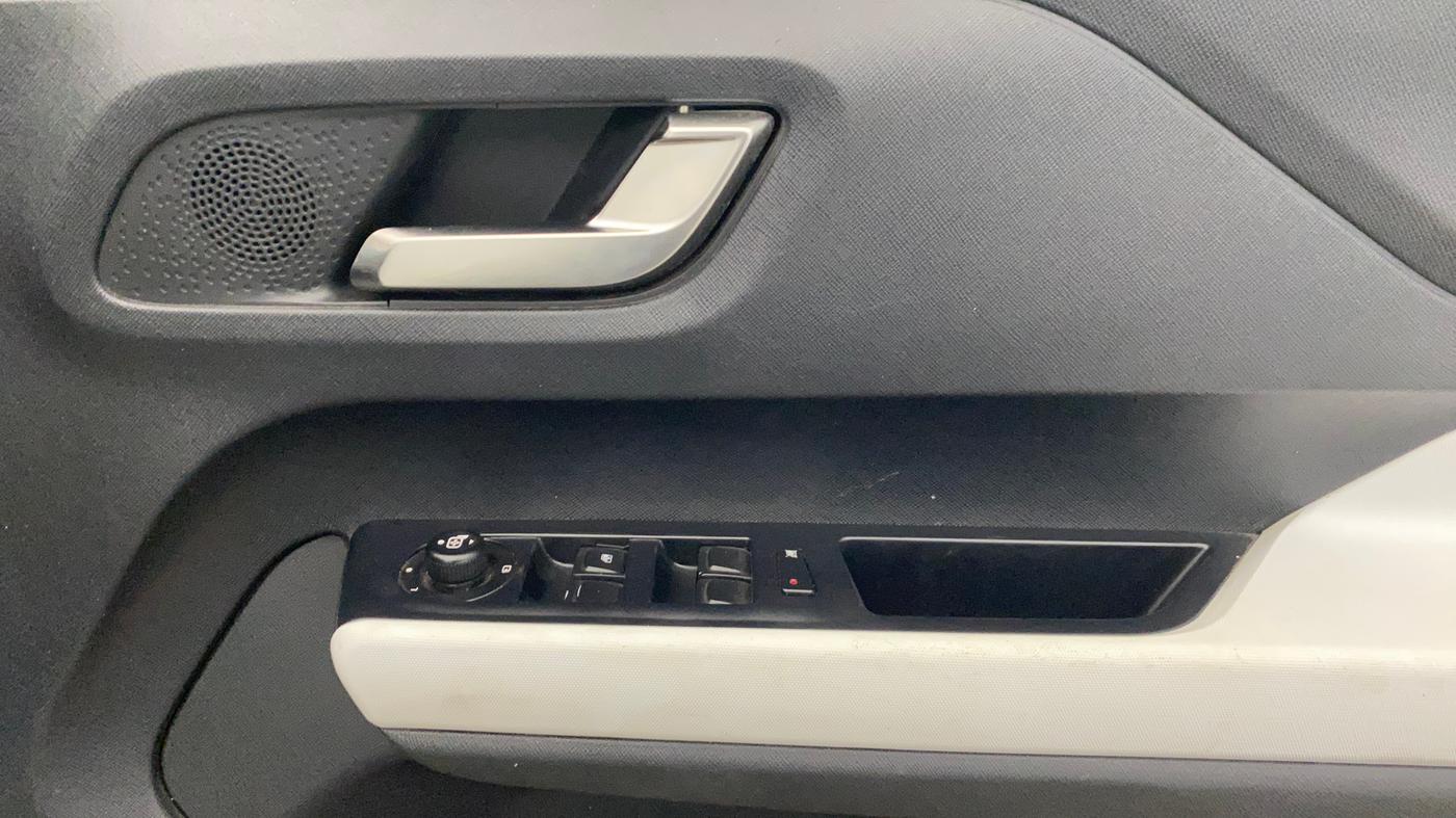 2021 Tata PUNCH CREATIVE IRA 1.2 RTN DUAL TONE, Petrol, Manual, 34,296 km, Driver Side Door Panels Control