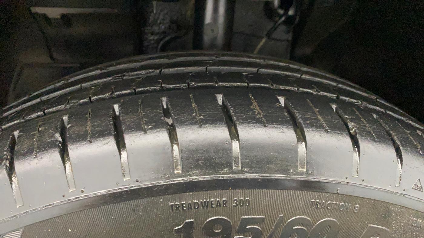 2021 Tata PUNCH CREATIVE IRA 1.2 RTN DUAL TONE, Petrol, Manual, 34,296 km, Left Front Tyre Tread