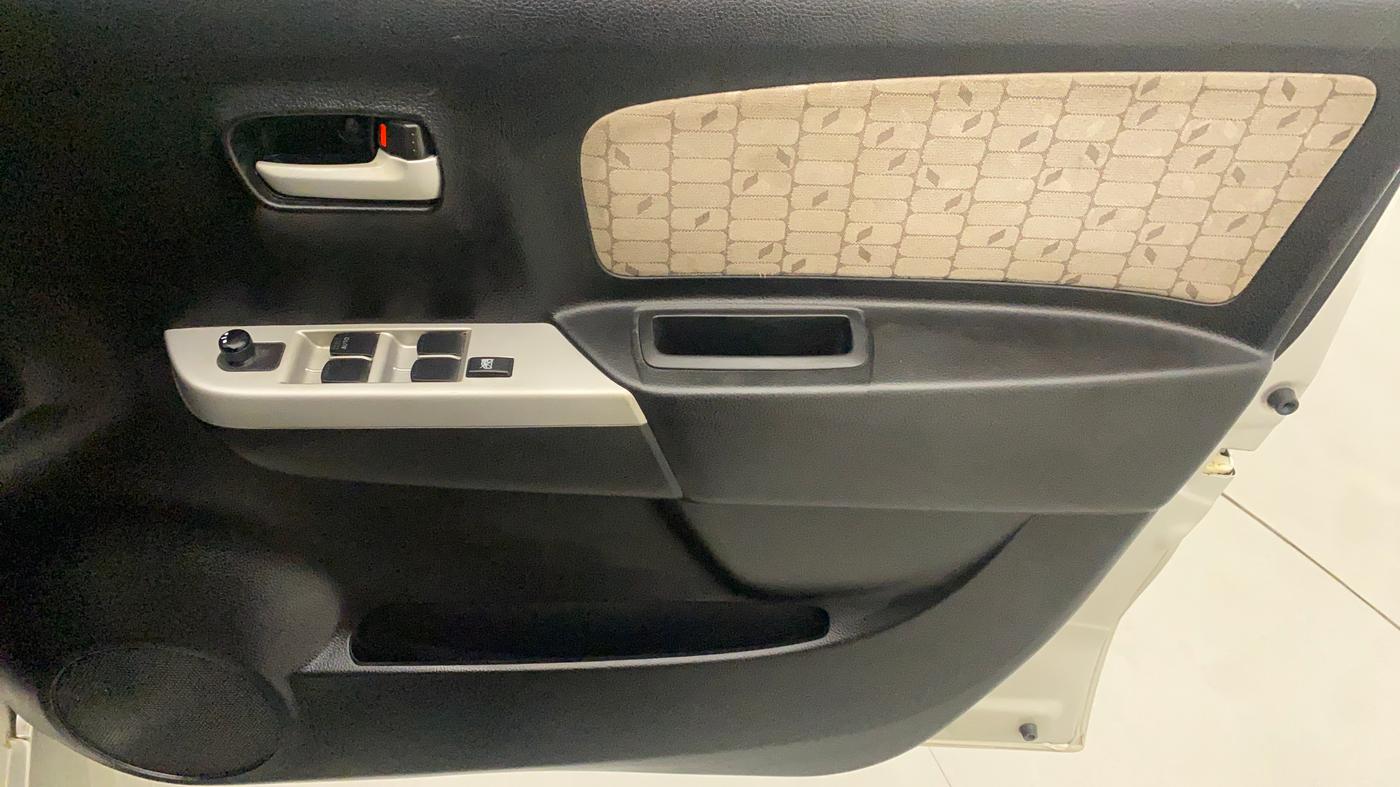 2015 Maruti Wagon R 1.0 VXI, Petrol, Manual, 40,716 km, Driver Side Door Panels Control