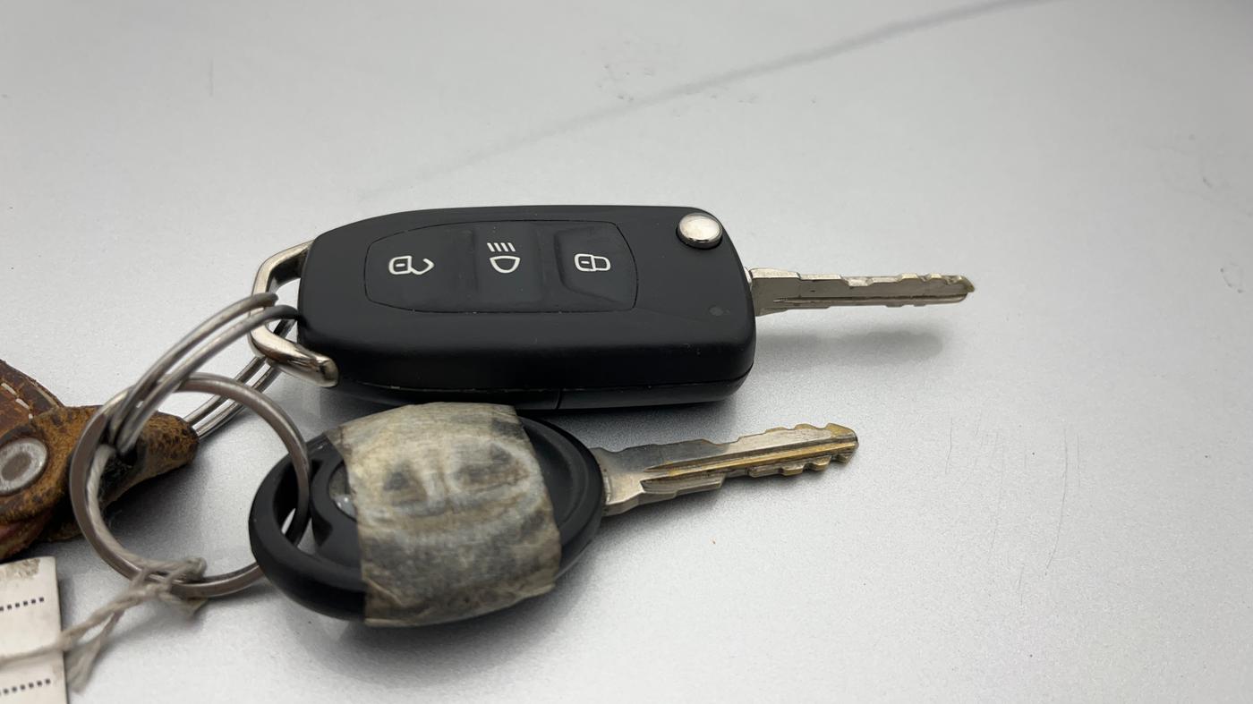 2018 Tata Tiago XT PETROL, Petrol, Manual, 75 km, Key Close Up