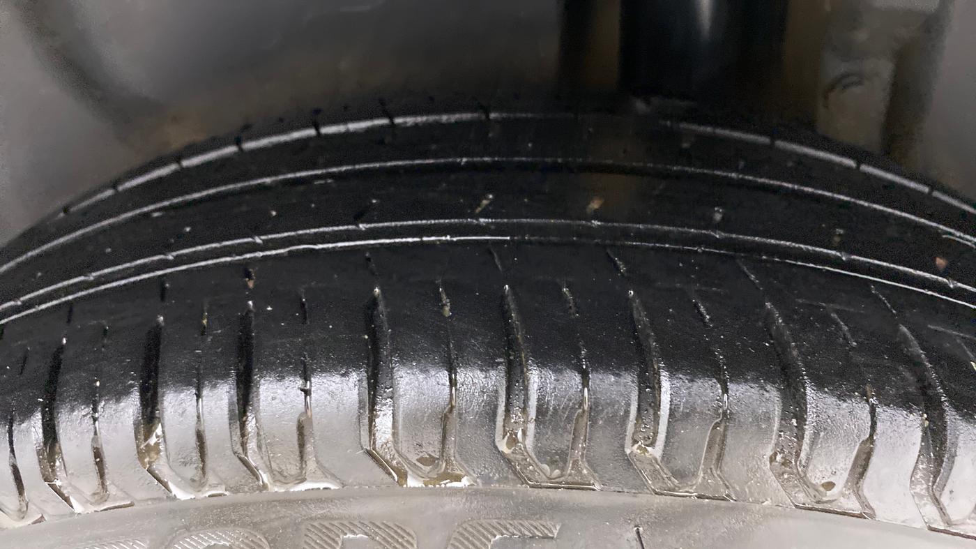 2013 Maruti Swift Dzire VXI, Petrol, Manual, 99,412 km, Left Rear Tyre Tread