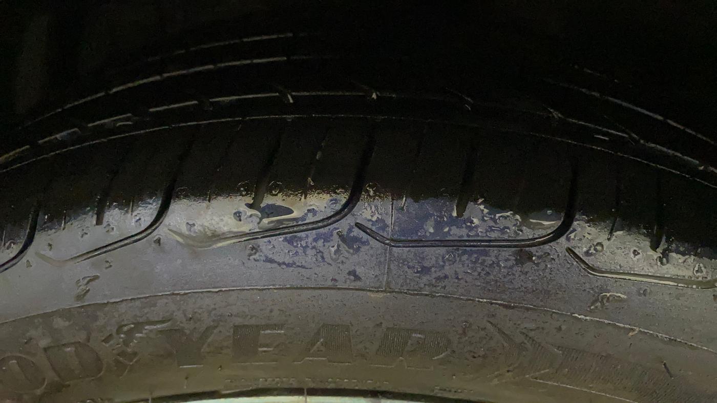 2019 Maruti Ciaz ALPHA  AT 1.5 SHVS PETROL, Petrol, Automatic, 57,196 km, Left Front Tyre Tread