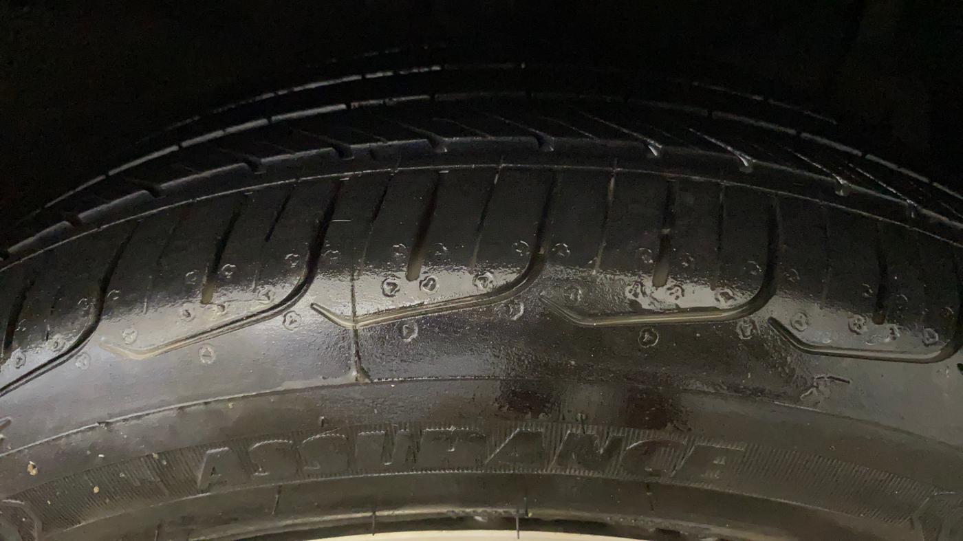 2019 Maruti Ciaz ALPHA  AT 1.5 SHVS PETROL, Petrol, Automatic, 57,196 km, Right Front Tyre Tread
