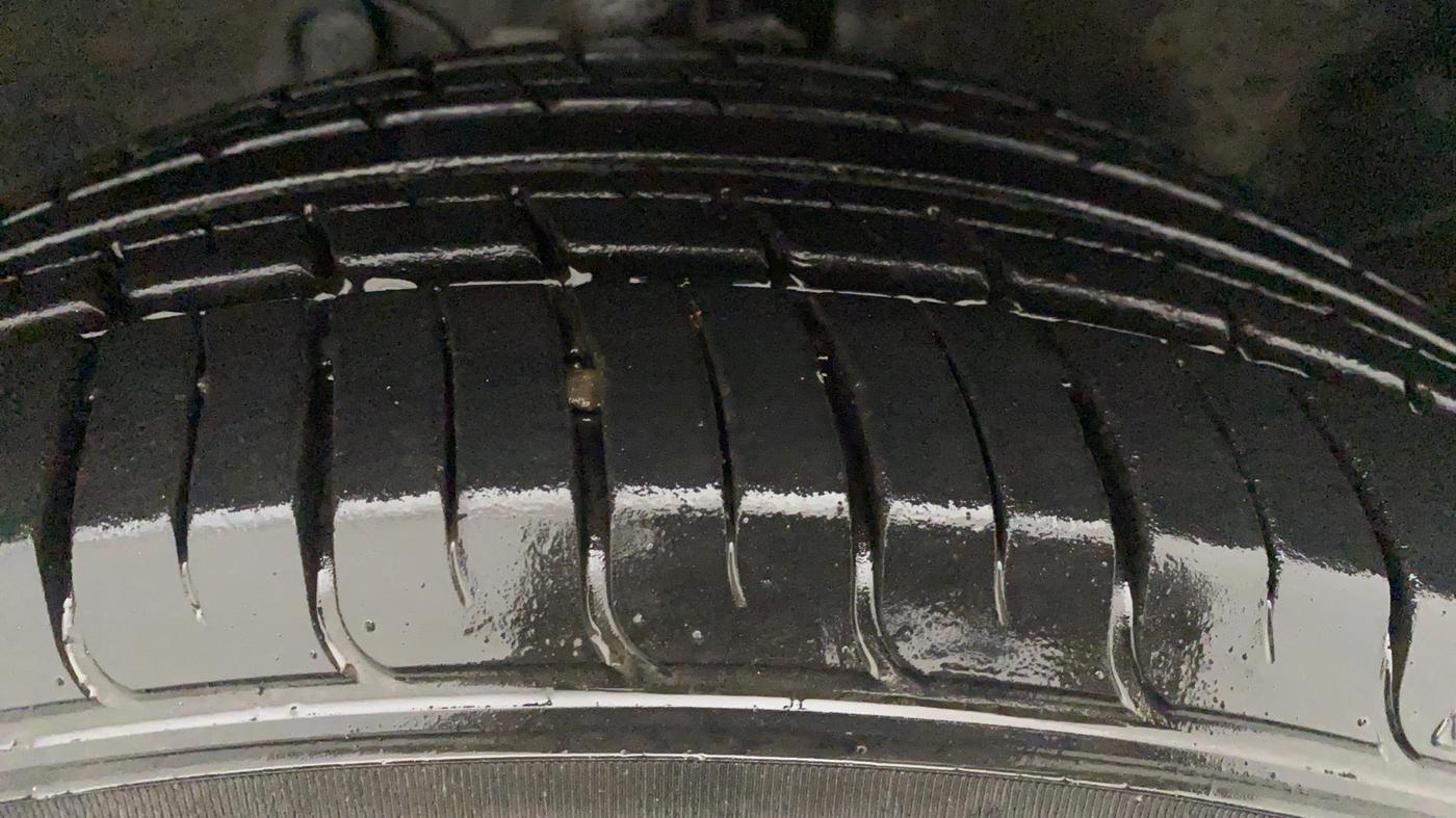 2015 Nissan Terrano XL (D), Diesel, Manual, 1,22,107 km, Right Rear Tyre Tread