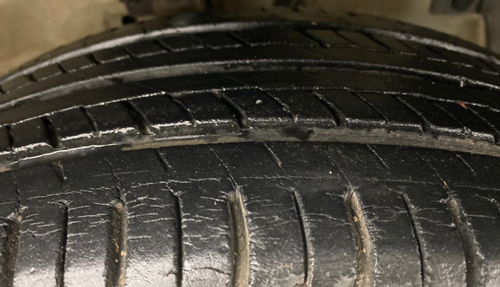 2013 Maruti Swift ZXI D, Petrol, Manual, 26,472 km, Right Front Tyre Tread