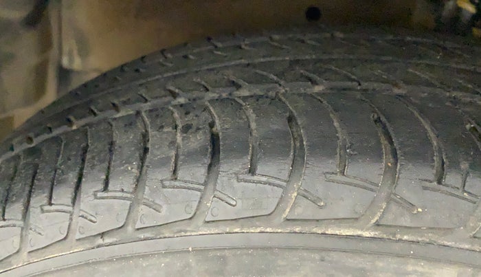 2019 Maruti Celerio VXI (O) CNG, CNG, Manual, 27,436 km, Left Front Tyre Tread