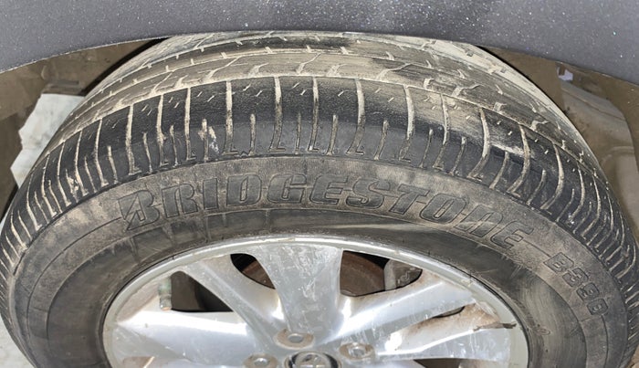 2016 Toyota Innova Crysta 2.4 VX 7 STR, Diesel, Manual, 83,393 km, Left Front Tyre Tread