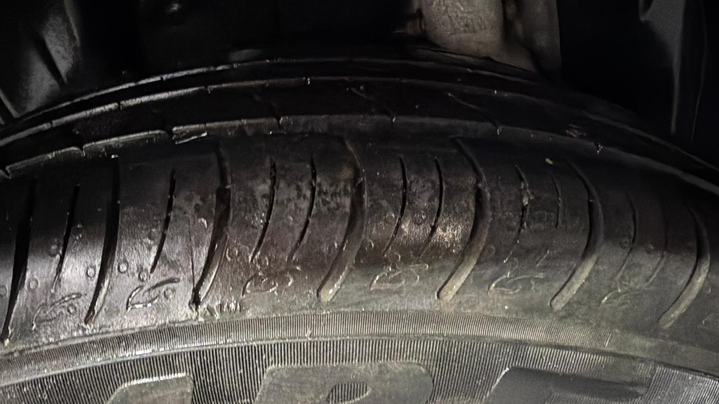 2022 Mahindra XUV300 W8 (O) 1.2 PETROL, Petrol, Manual, 28,505 km, Right Rear Tyre Tread