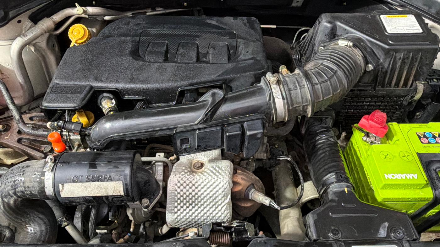 2022 Mahindra XUV300 W8 (O) 1.2 PETROL, Petrol, Manual, 28,505 km, Engine View