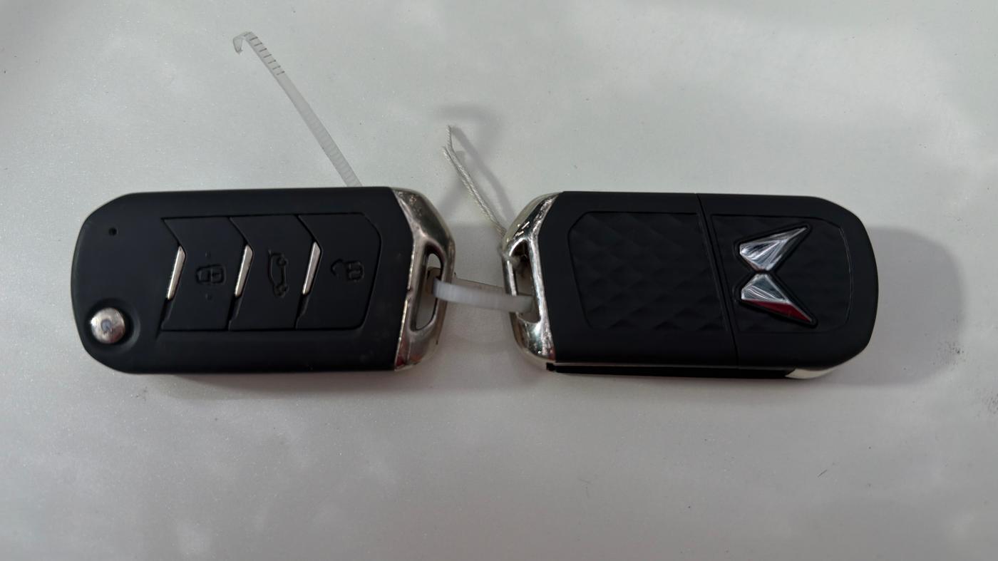2022 Mahindra XUV300 W8 (O) 1.2 PETROL, Petrol, Manual, 28,505 km, Key Close Up