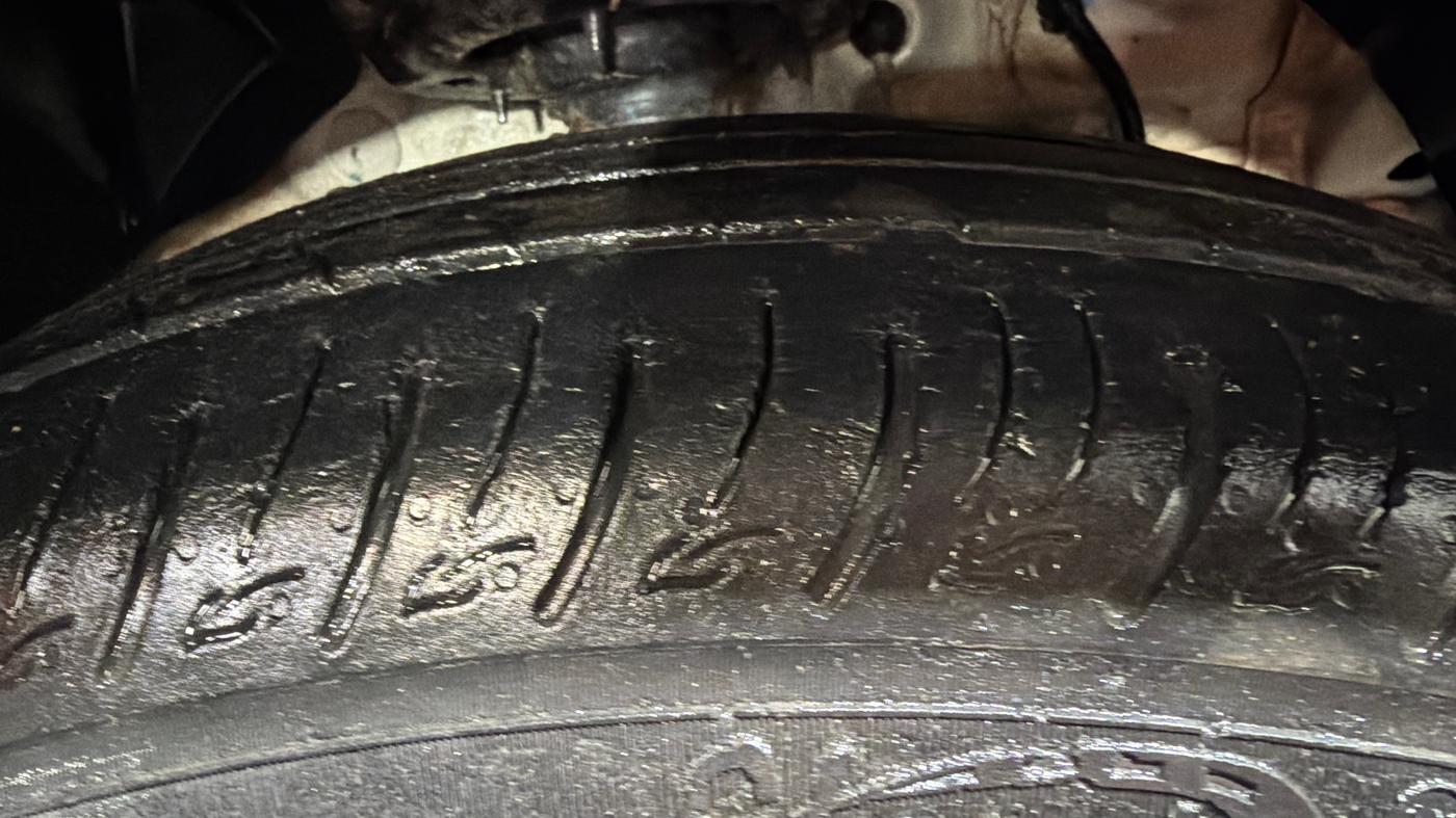 2022 Mahindra XUV300 W8 (O) 1.2 PETROL, Petrol, Manual, 28,505 km, Right Front Tyre Tread