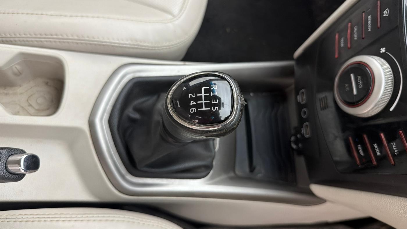 2022 Mahindra XUV300 W8 (O) 1.2 PETROL, Petrol, Manual, 28,505 km, Gear Lever