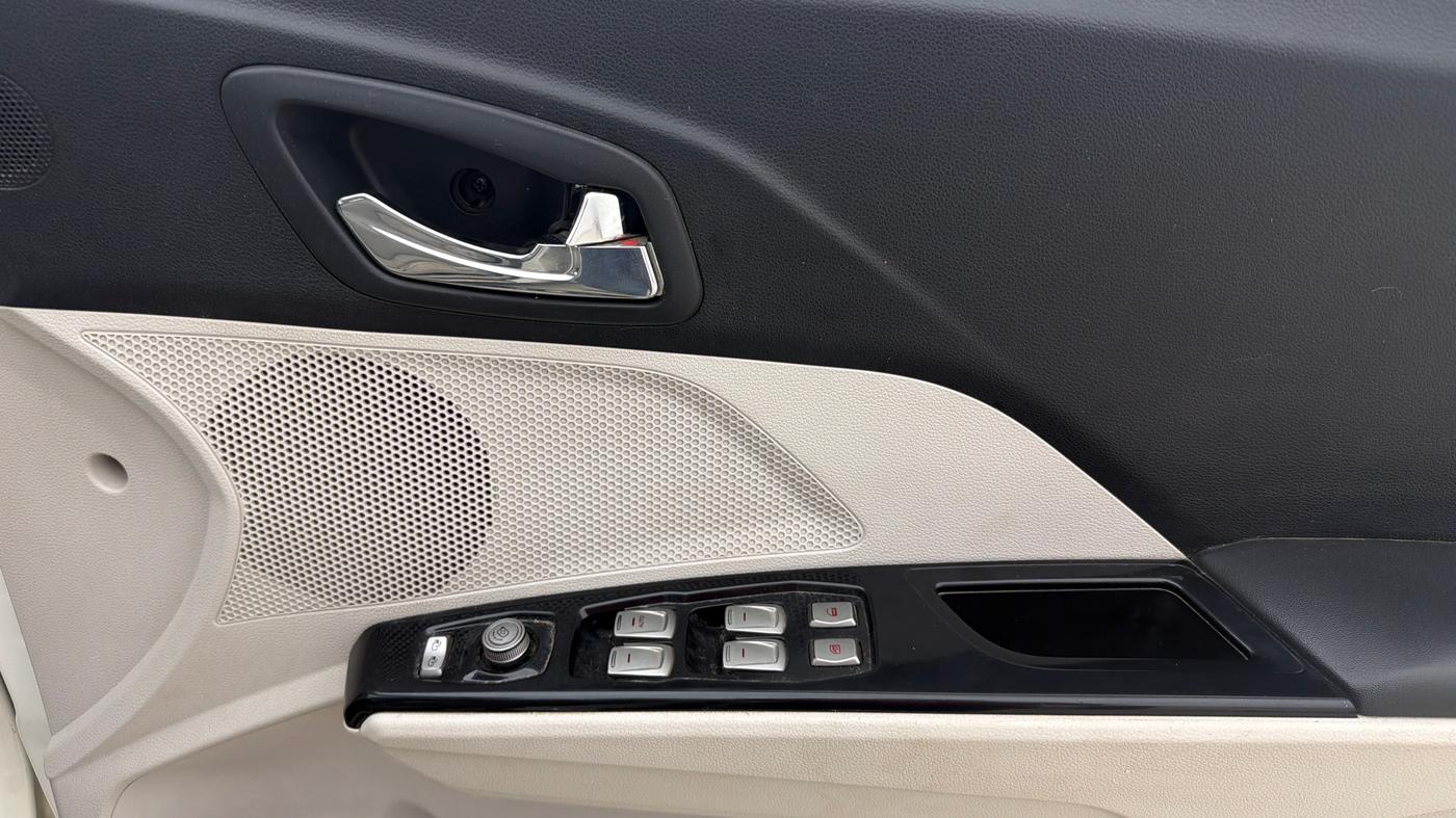 2022 Mahindra XUV300 W8 (O) 1.2 PETROL, Petrol, Manual, 28,505 km, Driver Side Door Panels Control