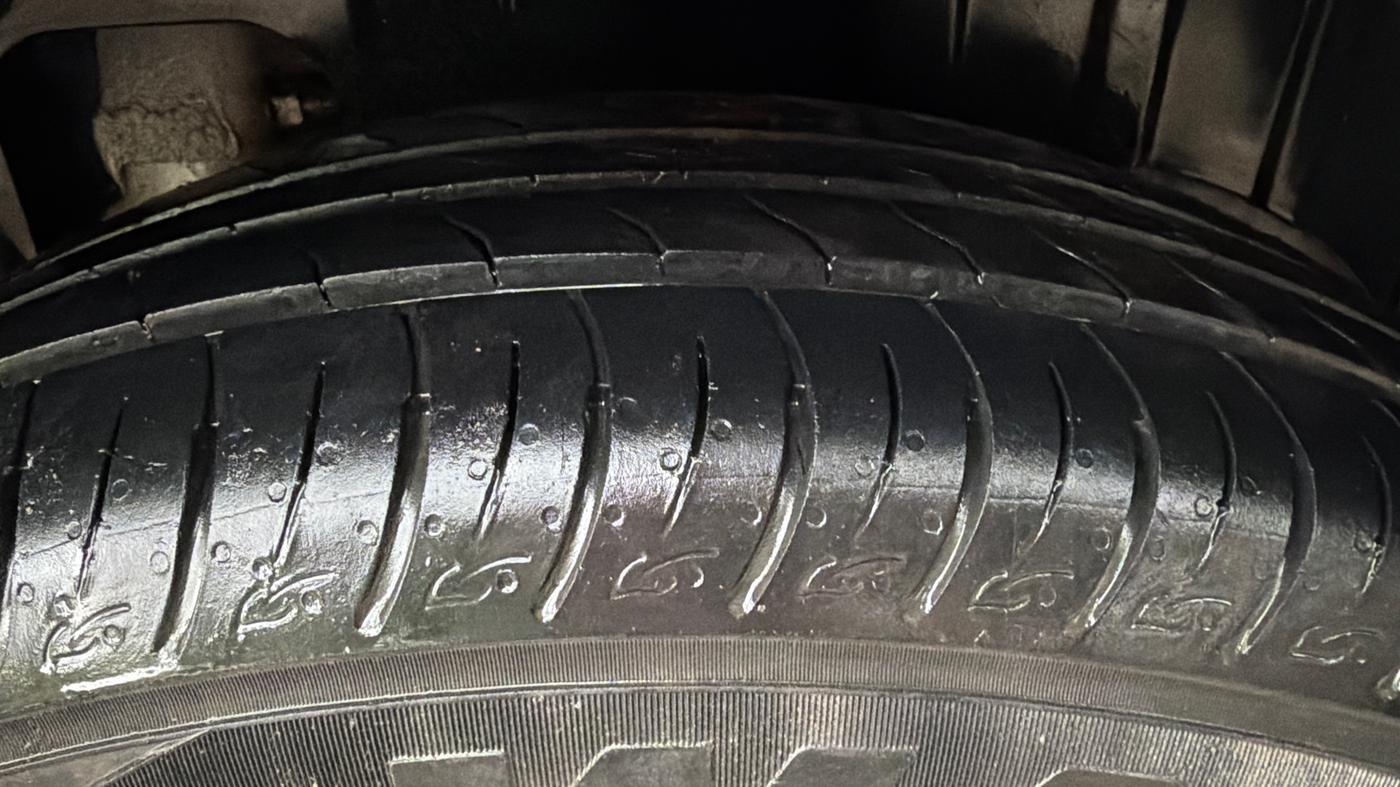 2022 Mahindra XUV300 W8 (O) 1.2 PETROL, Petrol, Manual, 28,505 km, Left Rear Tyre Tread