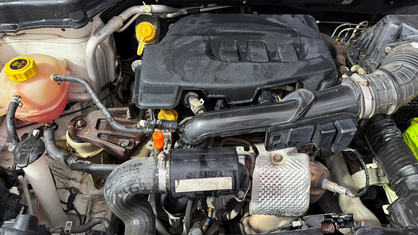 2022 Mahindra XUV300 W8 (O) 1.2 PETROL, Petrol, Manual, 28,505 km, Engine View - Right