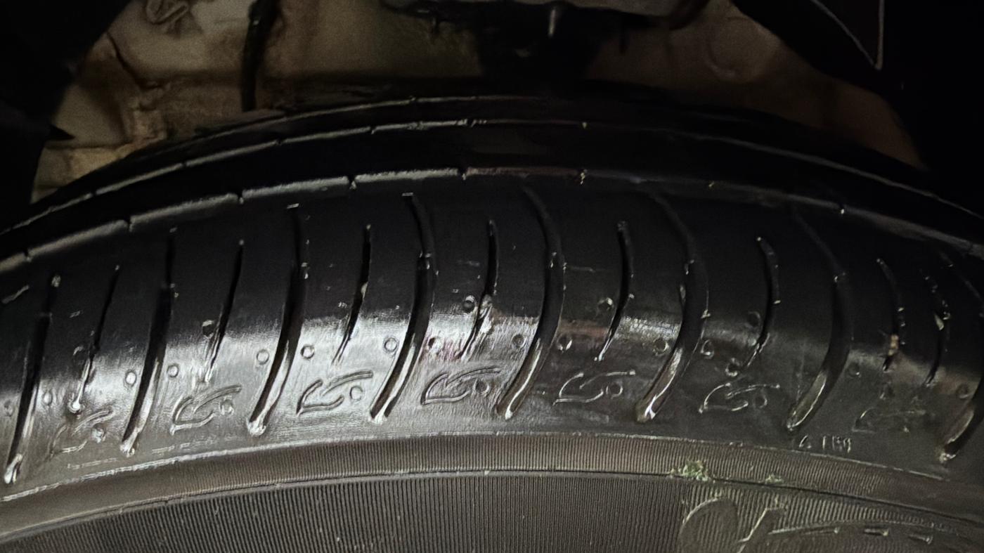 2022 Mahindra XUV300 W8 (O) 1.2 PETROL, Petrol, Manual, 28,505 km, Left Front Tyre Tread