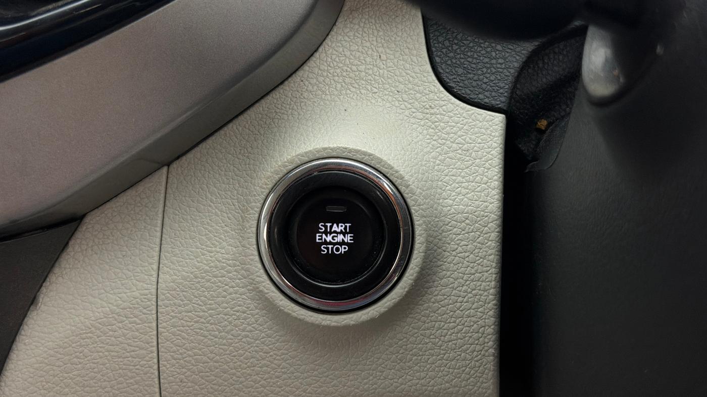2022 Mahindra XUV300 W8 (O) 1.2 PETROL, Petrol, Manual, 28,505 km, Keyless Start/ Stop Button