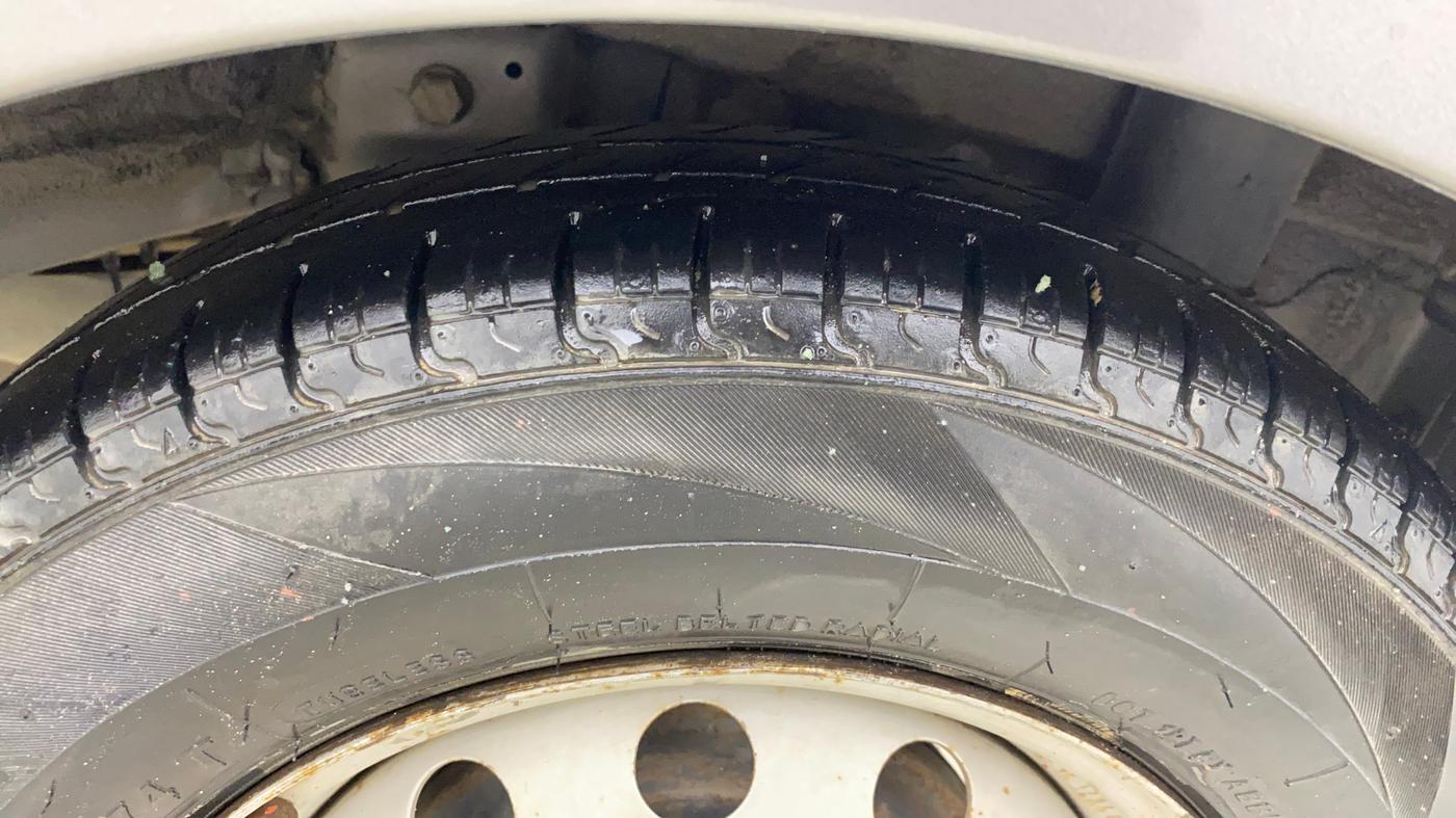 2014 Hyundai Eon ERA +, CNG, Manual, 1,13,407 km, Left Rear Tyre Tread