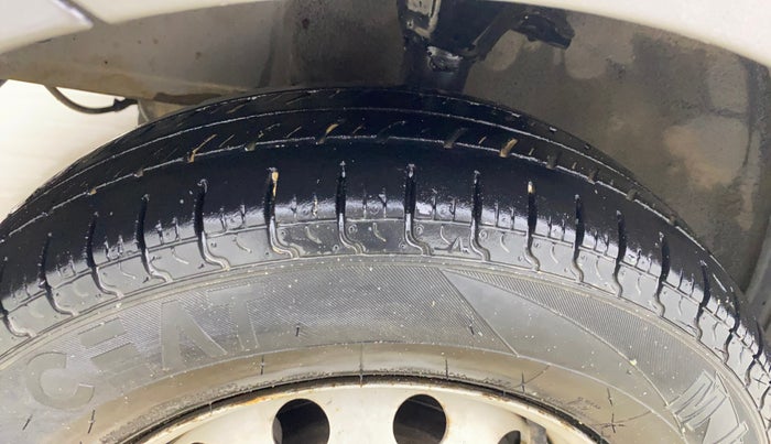 2014 Hyundai Eon ERA +, CNG, Manual, 1,13,374 km, Left Front Tyre Tread