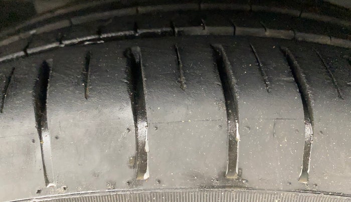 2018 Ford Figo Aspire TITANIUM 1.2 PETROL, Petrol, Manual, 35,945 km, Right Front Tyre Tread