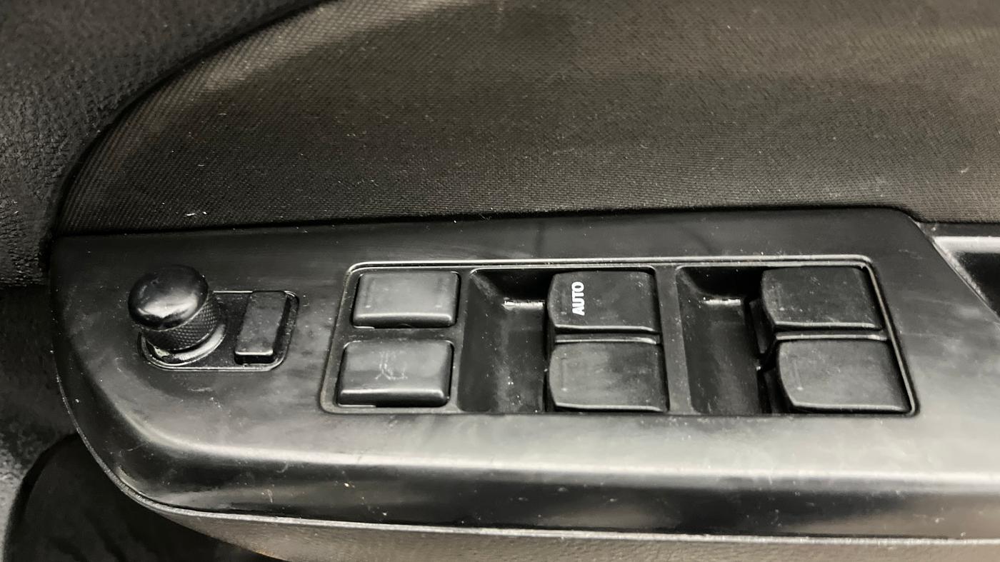 2015 Maruti Swift VXI, Petrol, Manual, 56,206 km, Driver Side Door Panels Control