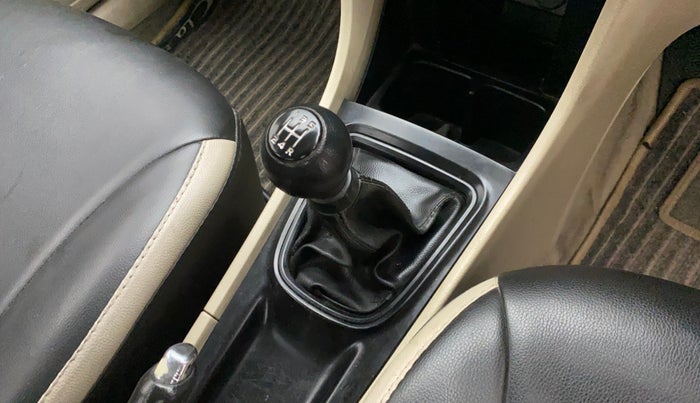 2014 Maruti Ciaz VDI, Diesel, Manual, 86,623 km, Gear lever - Boot cover slightly torn