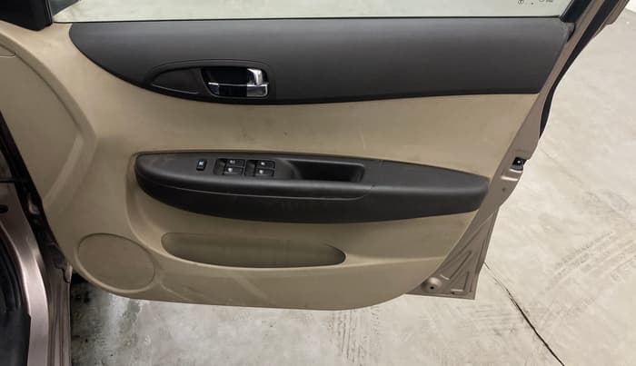 2013 Hyundai i20 MAGNA 1.4 CRDI, Diesel, Manual, 1,12,243 km, Driver Side Door Panels Control
