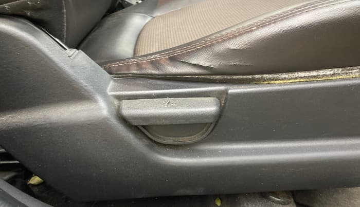 2013 Hyundai i20 MAGNA 1.4 CRDI, Diesel, Manual, 1,12,243 km, Driver Side Adjustment Panel