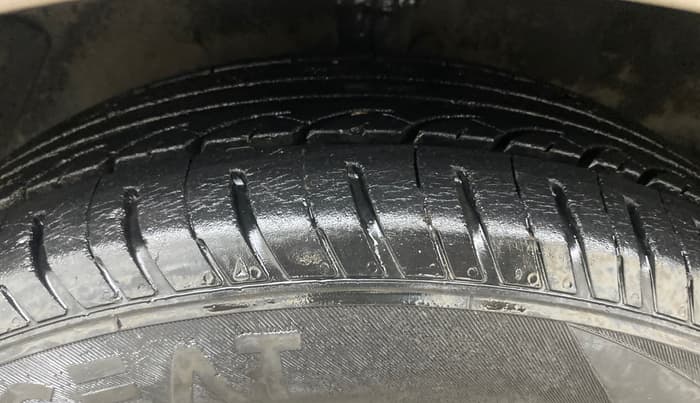 2013 Hyundai i20 MAGNA 1.4 CRDI, Diesel, Manual, 1,12,243 km, Left Front Tyre Tread