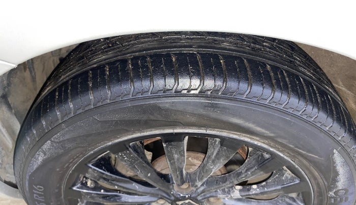 2017 Maruti Ciaz ZDI+ SHVS, Diesel, Manual, 95,421 km, Left Front Tyre Tread