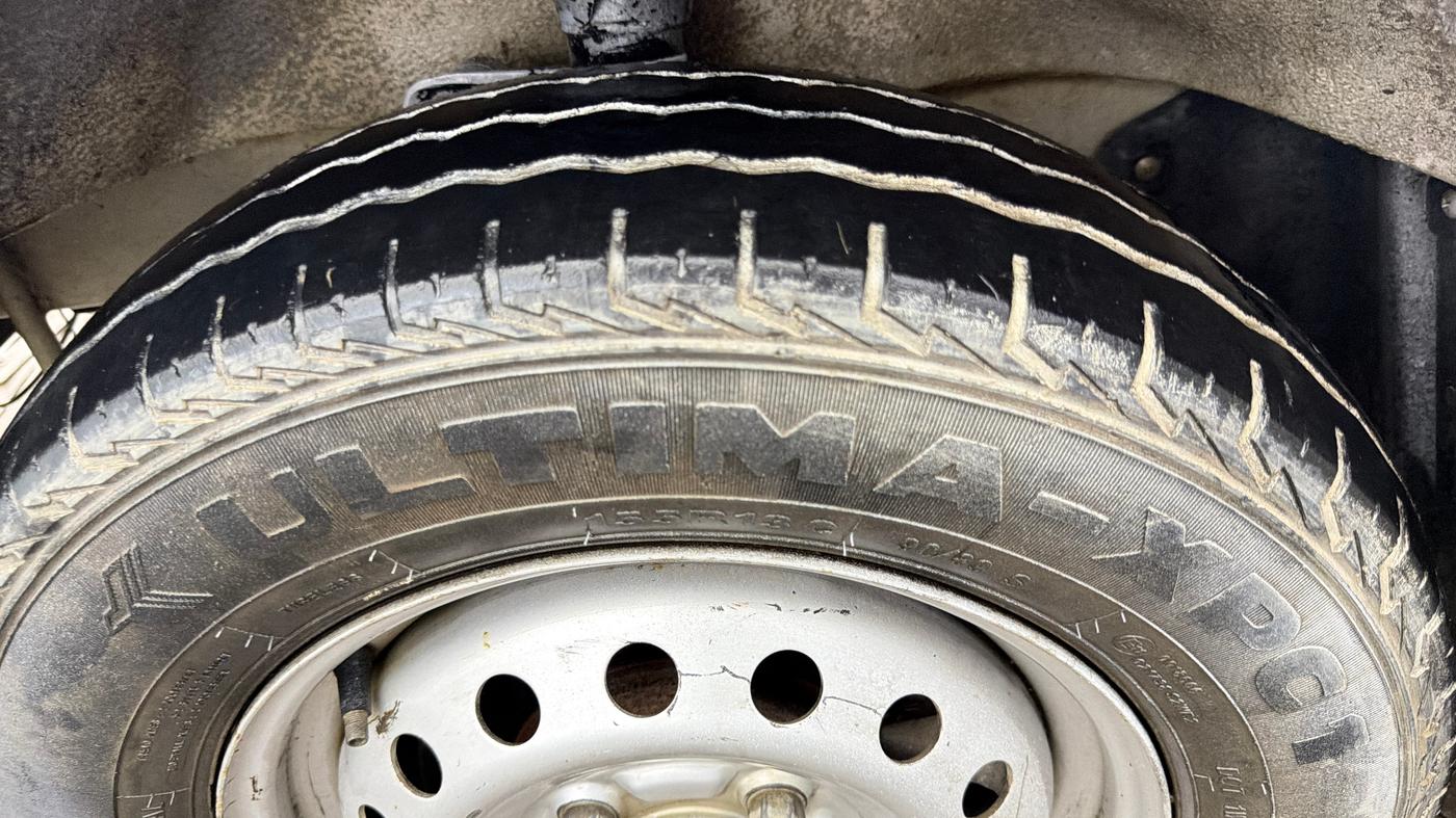 2022 Maruti Eeco 7 STR STD 1.2, CNG, Manual, 53,859 km, Left Front Tyre Tread