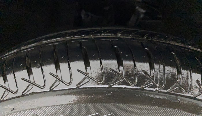 2016 Hyundai i10 MAGNA 1.1, Petrol, Manual, 49,838 km, Right Front Tyre Tread