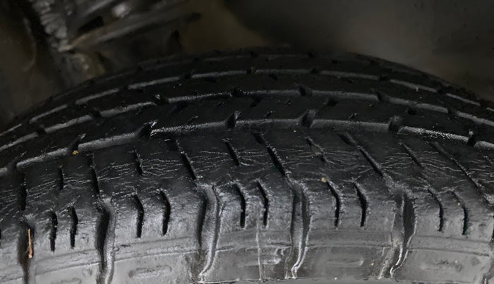2016 Maruti Alto K10 LXI CNG, CNG, Manual, 39,639 km, Right Front Tyre Tread